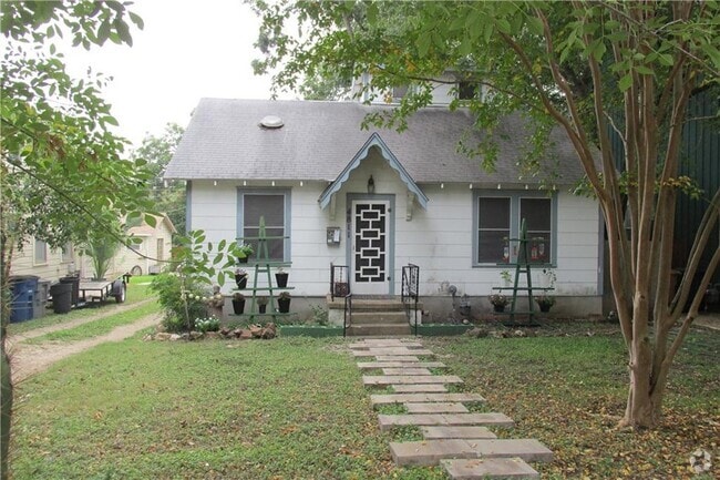 Building Photo - 4811 Red River St Rental