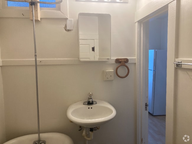 Building Photo - 324 6th Ave SW Unit 2 Rental