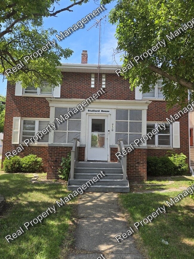 Spacious Three Bedroom - Spacious Three Bedroom House