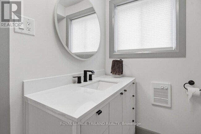 Photo - 27 Aldborough Ave
