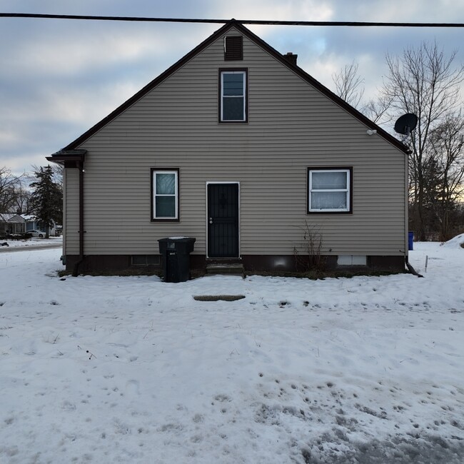 Photo - 9277 Vaughan St