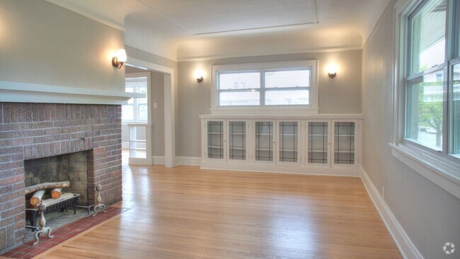 Building Photo - Rare quality UWM Flat , Walk to Campus! Rental
