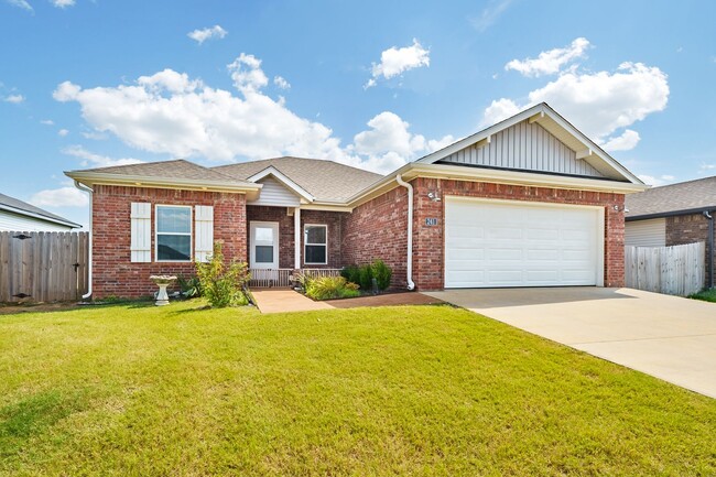 Building Photo - Ready Now! 3 bedroom 2 bath home