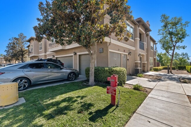 Building Photo - 2 bedroom Condo with an attached garage an...