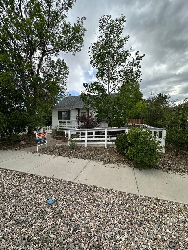 Building Photo - 2 BEDROOMS PLUS BONUS ROOM, 2 BATHROOM, SINGLE FAMILY HOME