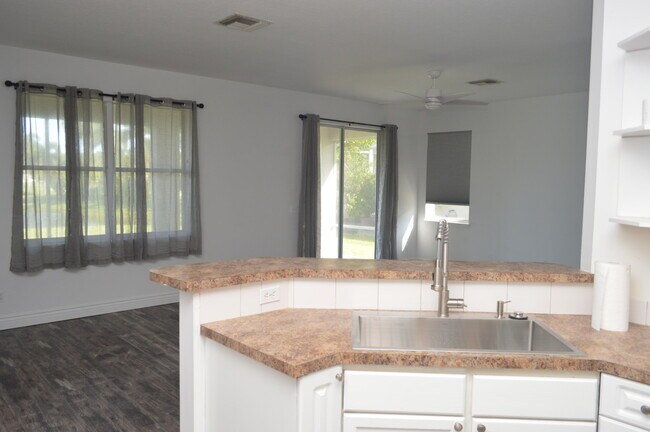 Photo - 519 NW Ember Way