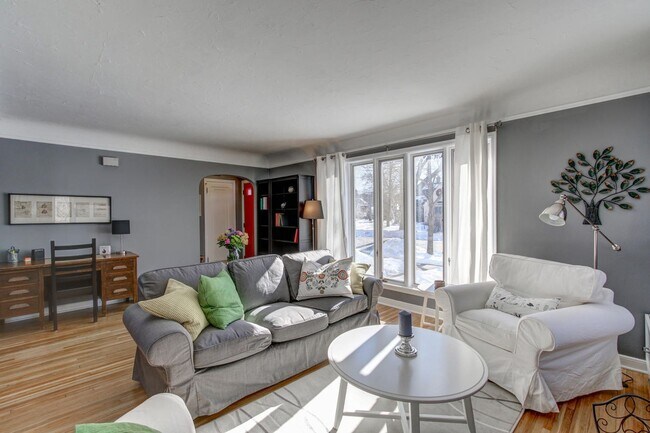 Photo - CANT MISS Updated 4 Bedroom Available Minu...