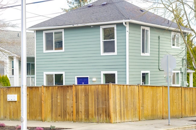 Building Photo - 1550 17th Ave S Unit C
