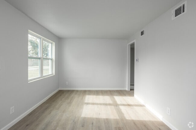 2BR, 1BA - 890SF - Living Room/Dining Room