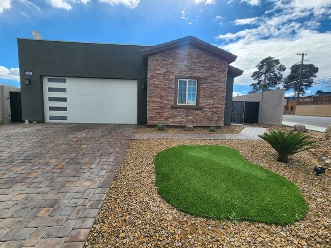 Building Photo - Single Story with Casita