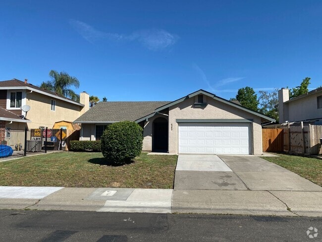 Building Photo - Freshly Painted 3 Bed, 2 Bath Home Located...