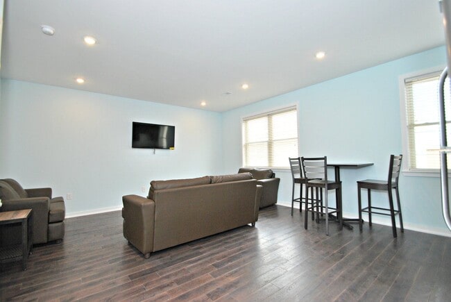 Building Photo - 1532-36 Ingersoll St Unit B