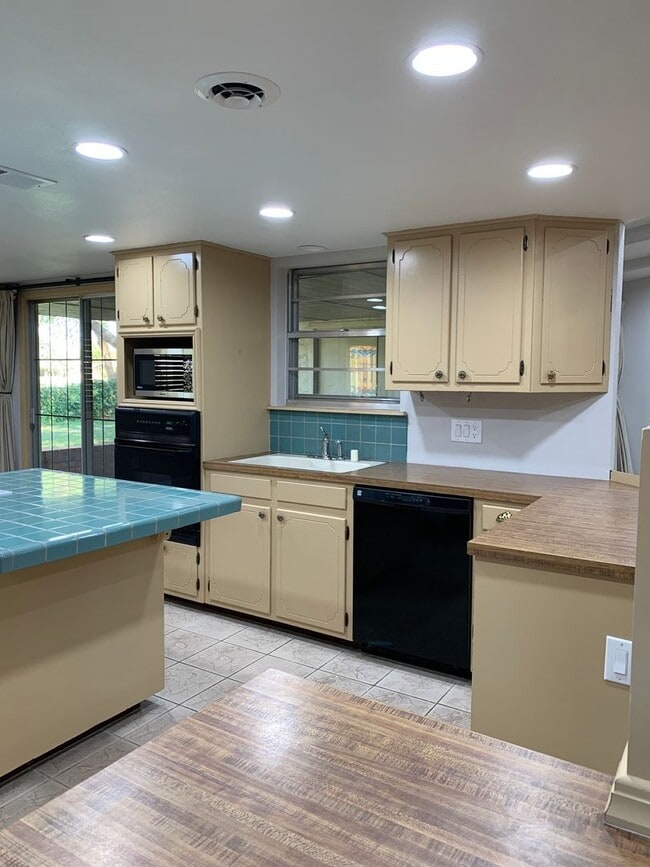 Photo - 1800 Colonial Pkwy