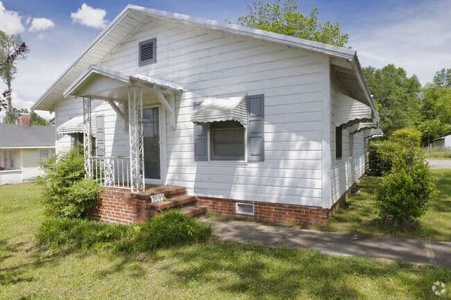 Building Photo - 3 bedroom & 1 bath located in Southside Rental