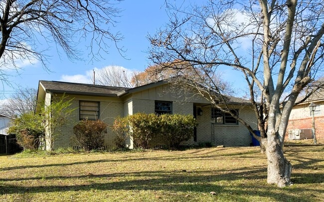 Photo - 204 Hillmoor Ln