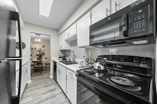 Building Photo - Unbeatable Location | Resort-Style Amenities! Unit EAC Rental