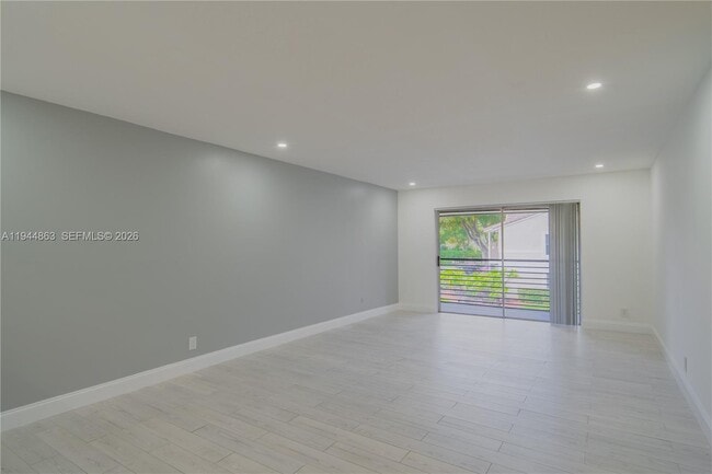 Building Photo - 2830 Riverside Dr Unit 201-3