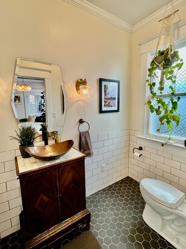 Photo - 213 F St E