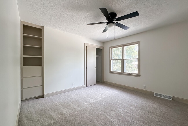 Photo - 922 N 122nd St