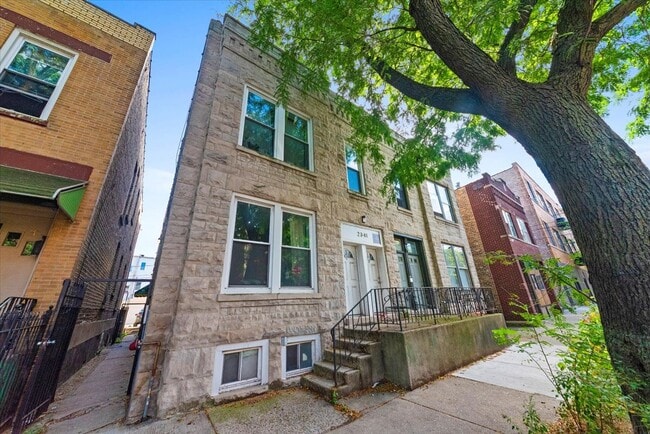 Building Photo - 2340 W Montana St Unit 1F