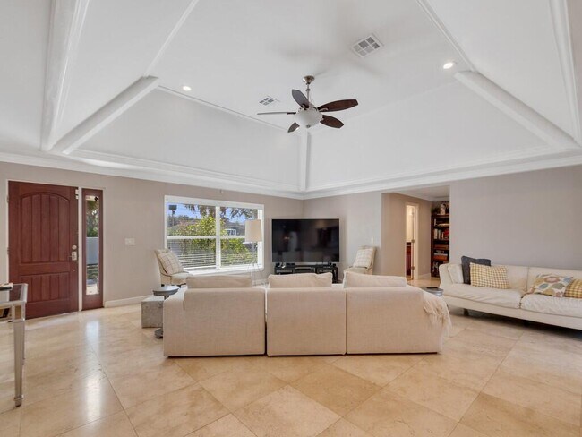 Photo - 527 E Causeway Blvd