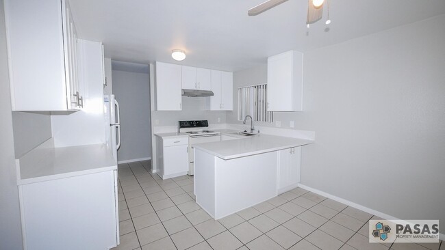 Building Photo - 1st Floor Remodeled Condo Unit 5