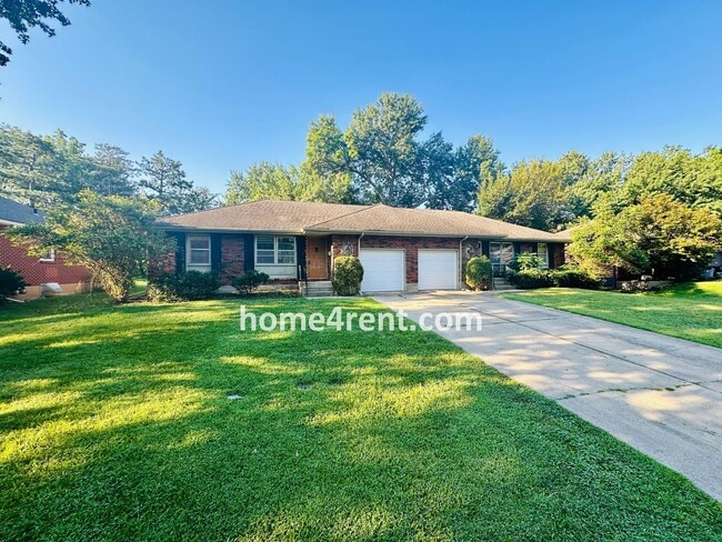 Building Photo - Charming Duplex Style Home with New Paint,...