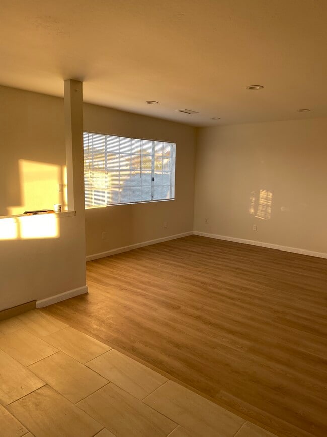 Photo - 112 E B St