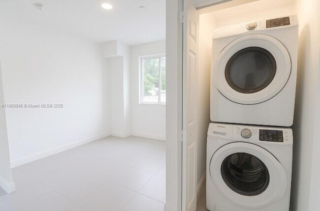 Photo - 541 NW 33rd St Unidad 2