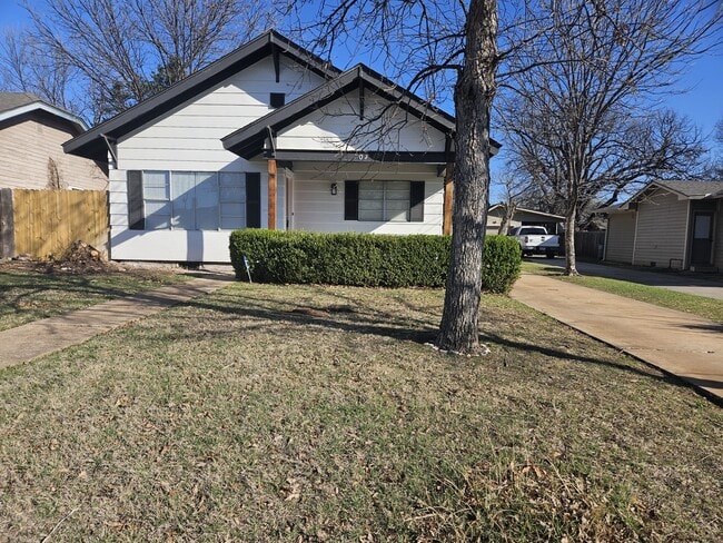 Building Photo - 707 NW Arlington Ave