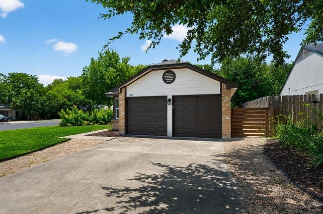 Building Photo - 801 Kavanagh Dr