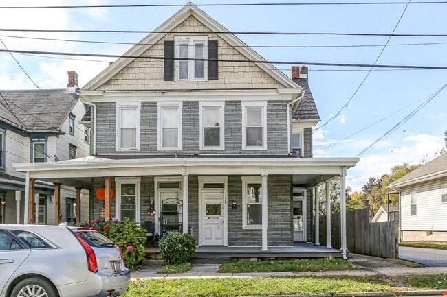 Building Photo - Three bedroom, 1.5 bath duplex