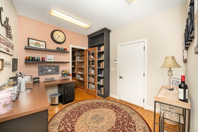 Photo - Cheerful 6-Bedroom Villa with fishing pond.