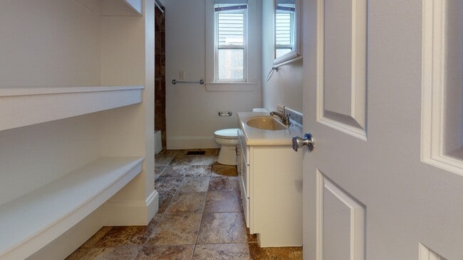 Building Photo - 10 Cherokee St Unit 1