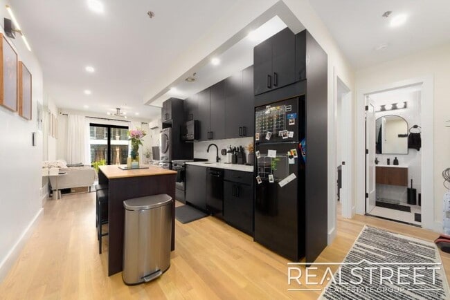 Photo - Brand New 2 bed with in unit WD Shared Roof and more! Unidad 4F