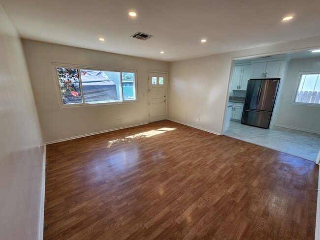 Photo - 10449 Cantara St