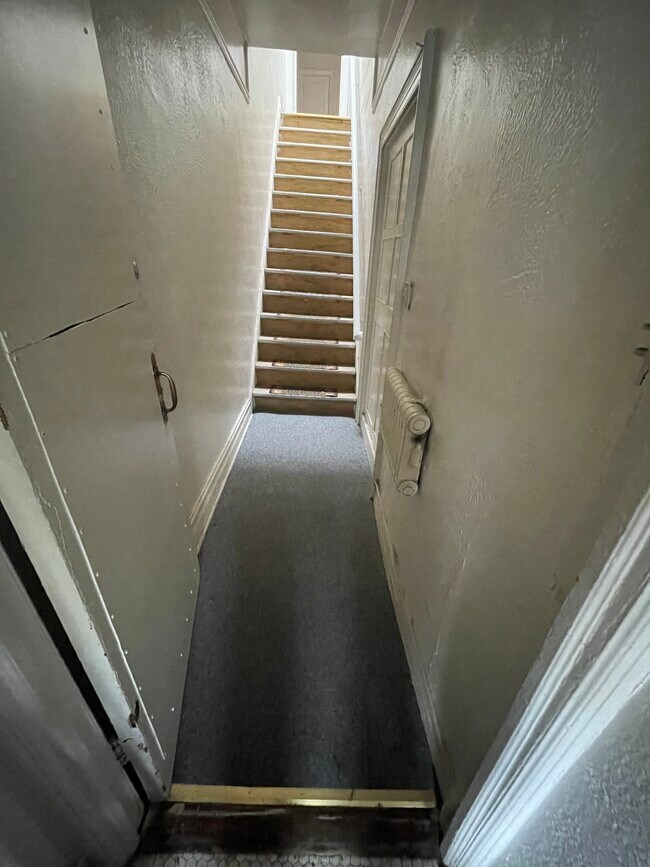 Walk up stairs - 17 Ludlam Pl Unit 2