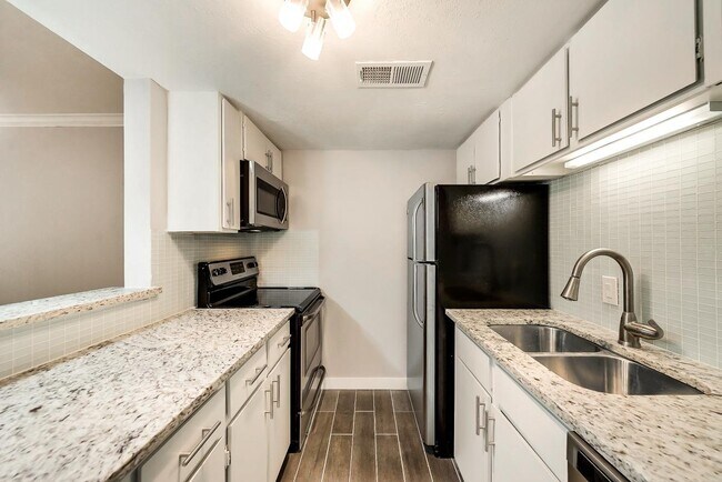 Renovated Kitchen + SS Appliances - 3827 Gilbert Ave Unit 103