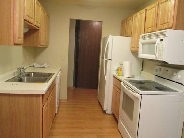 Kitchen - 14115 Pennock Ave Unit 306