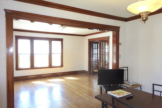 Building Photo - 115 Playstead Rd Unit 2