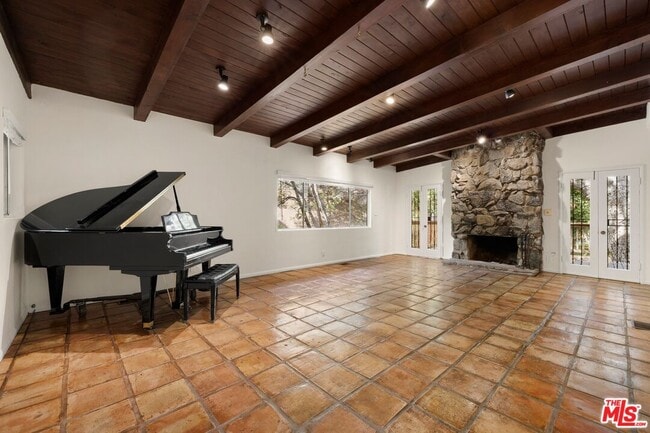 2370 Nichols Canyon Rd