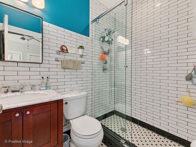 Master Bathroom - 2559 W Argyle St Unit #2