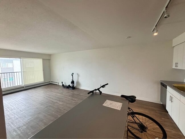 Photo - 2626 Cook St