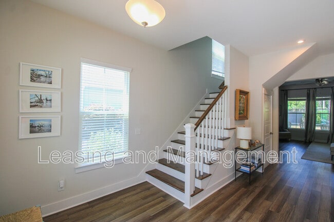 Photo - 2352 Lantern St