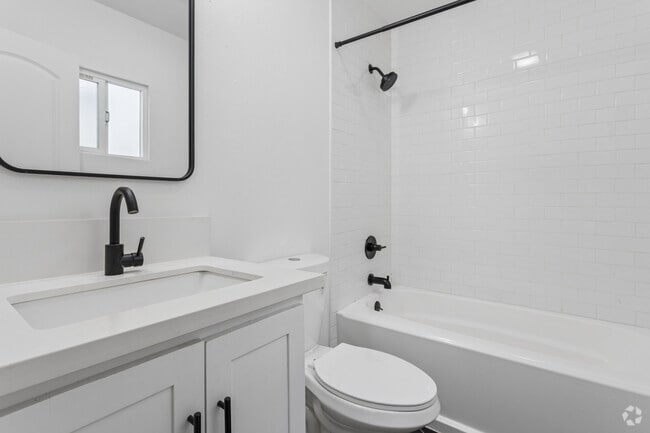 1BR, 1BA - 300SF - Bathroom - 2519 E. Monroe St.