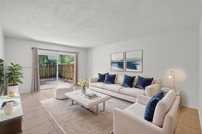 Building Photo - 6904 N Kendall Dr Unit F104