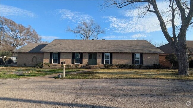 Building Photo - "Charming 3-Bed, 2-Bath Oasis on West 6th ... Rental