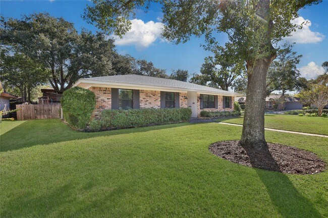 Building Photo - 4402 Fallbrook Dr