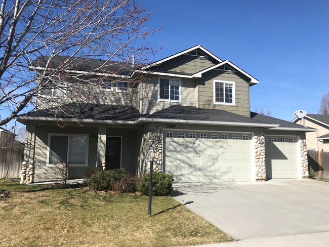 Building Photo - Meridian Charmer with 3 Car Garage, & Huge Backyard!