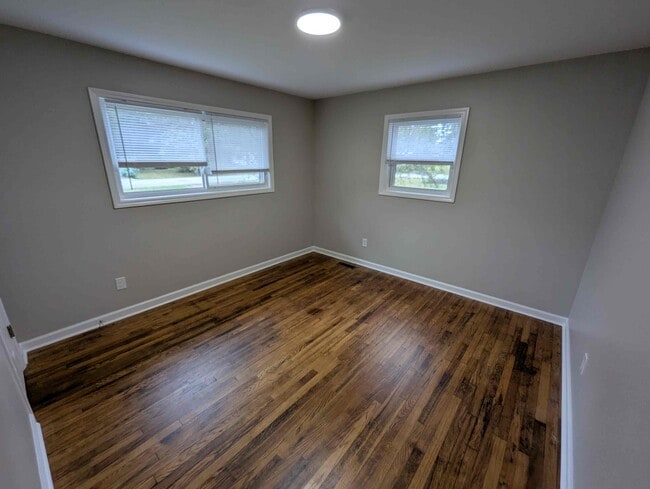 Photo - 310 Sunset St SW